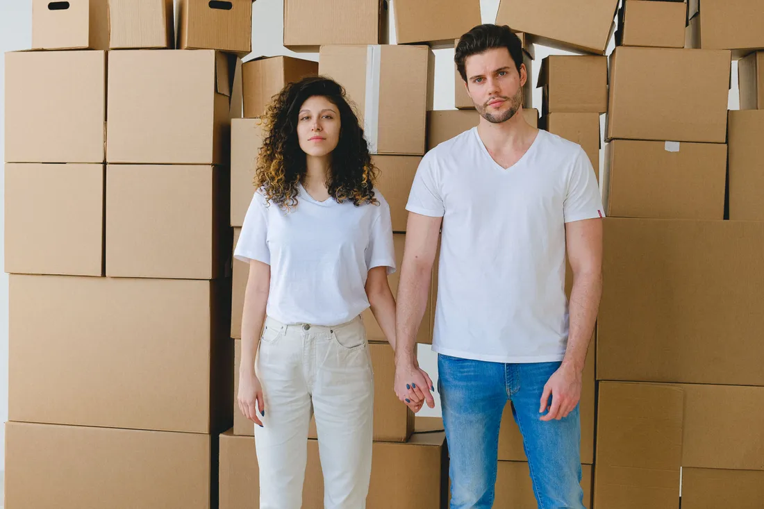 Gepackte Umzugskartons stehen im Wohnzimmer bereit