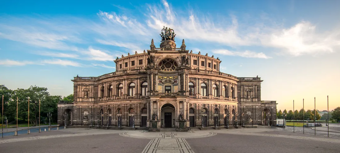Klassizistische Fassade eines Opernhauses in einer Innenstadt