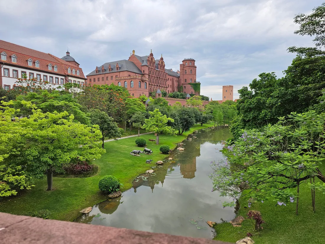 Schlossanlage mit ausgedehntem Park