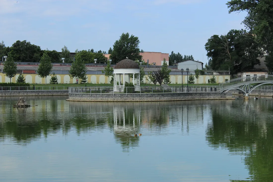 Urbaner Park am Spreeufer in Friedrichshain mit Grünflächen und Stadtkulisse