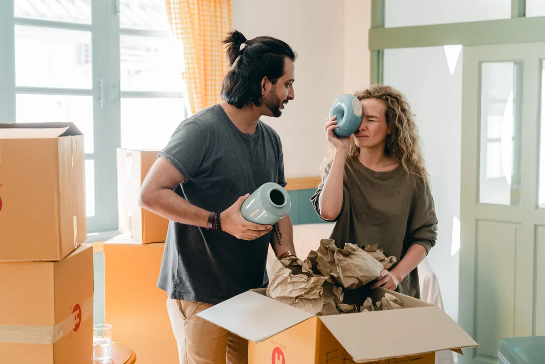 Sorgfältig gepackte Umzugskartons in einer hellen Berliner Wohnung