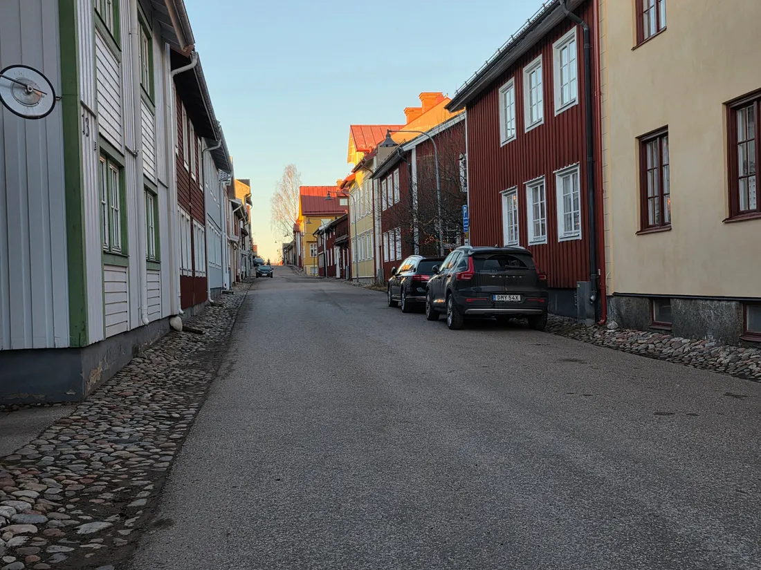 Dicht beparkte Berliner Wohnstraße mit Parkbuchten und Altbauten